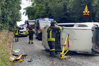 Macerata – Auto si ribalta in via Cincinelli: intervento dei vigili del fuoco, conducente soccorsa dal 118